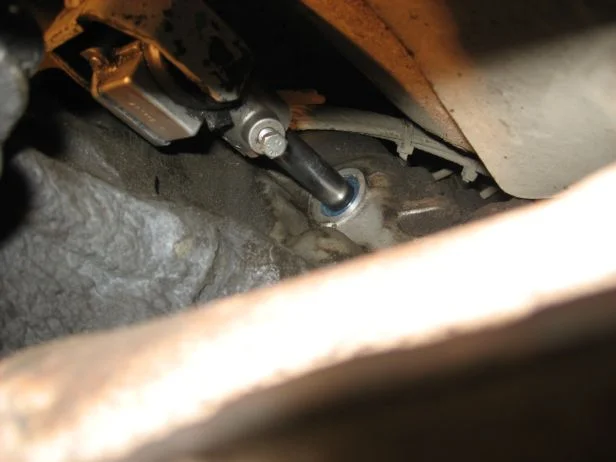 Замена сальника штока переключения передач Ауди 80